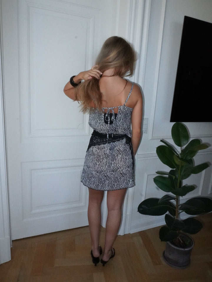 Celeste mesh mini zebra kjole - Sort/hvid