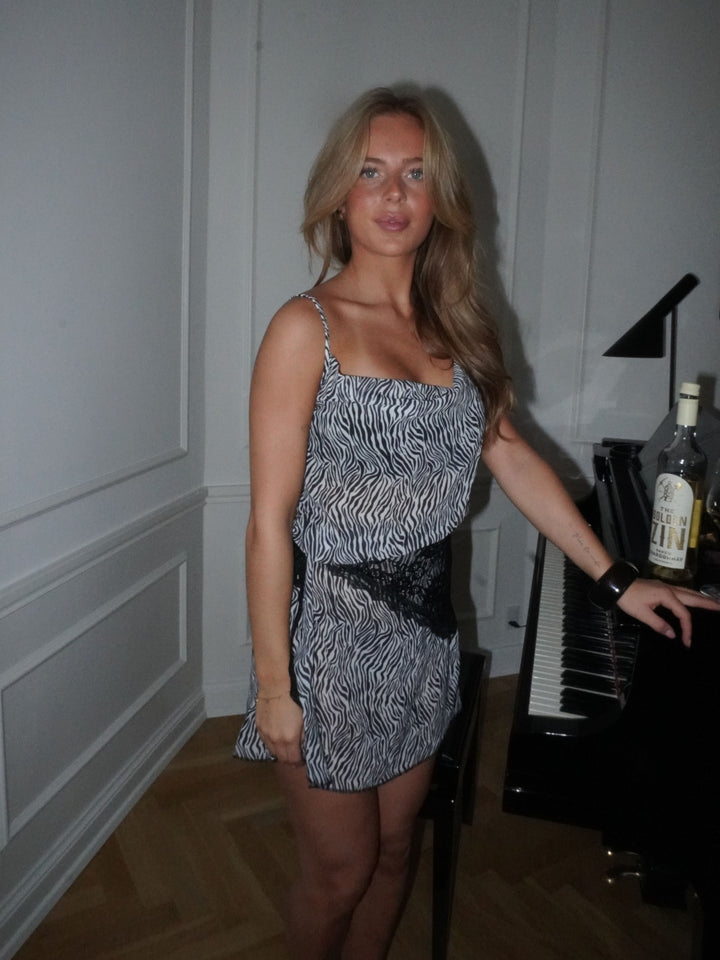 Celeste mesh mini zebra kjole - Sort/hvid