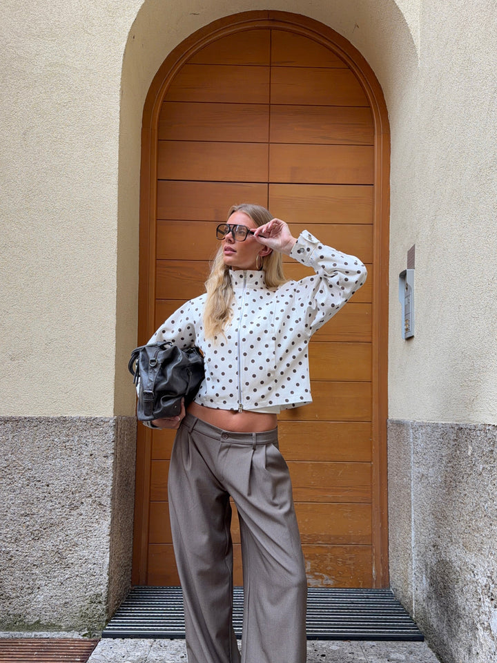 Lenoa fitted polkaprikket jakke - Brun/hvid