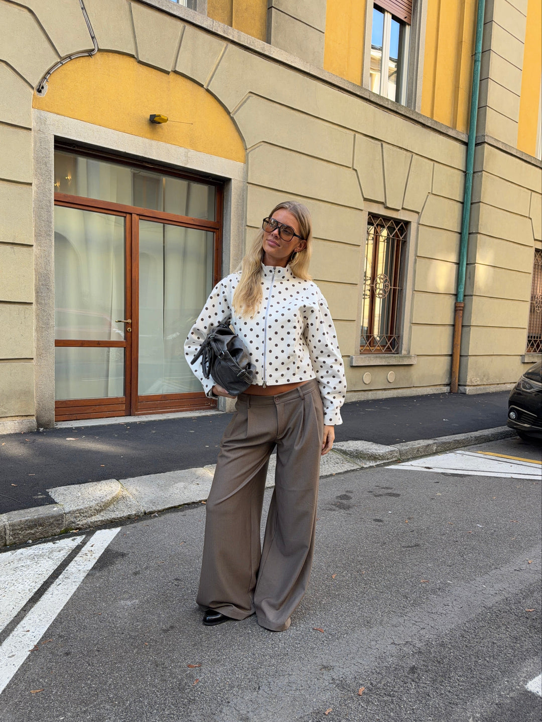 Lenoa fitted polkaprikket jakke - Brun/hvid