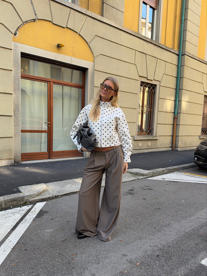 Lenoa fitted polkaprikket jakke - Brun/hvid