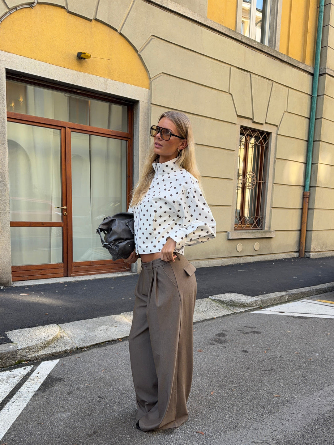 Lenoa fitted polkaprikket jakke - Brun/hvid