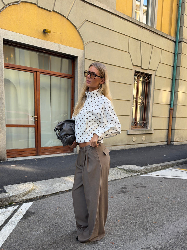 Lenoa fitted polkaprikket jakke - Brun/hvid