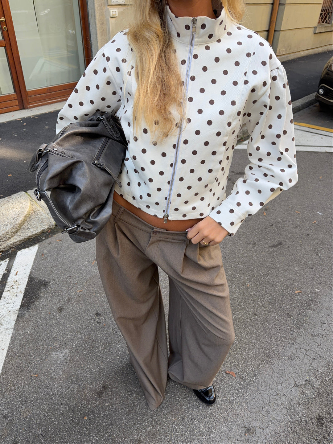 Lenoa fitted polkaprikket jakke - Brun/hvid