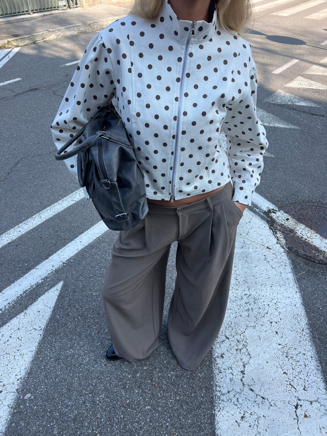 Lenoa fitted polkaprikket jakke - Brun/hvid