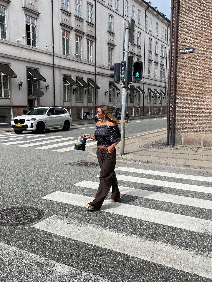 Lara polkaprikket off shoulder top - Sort/Hvid
