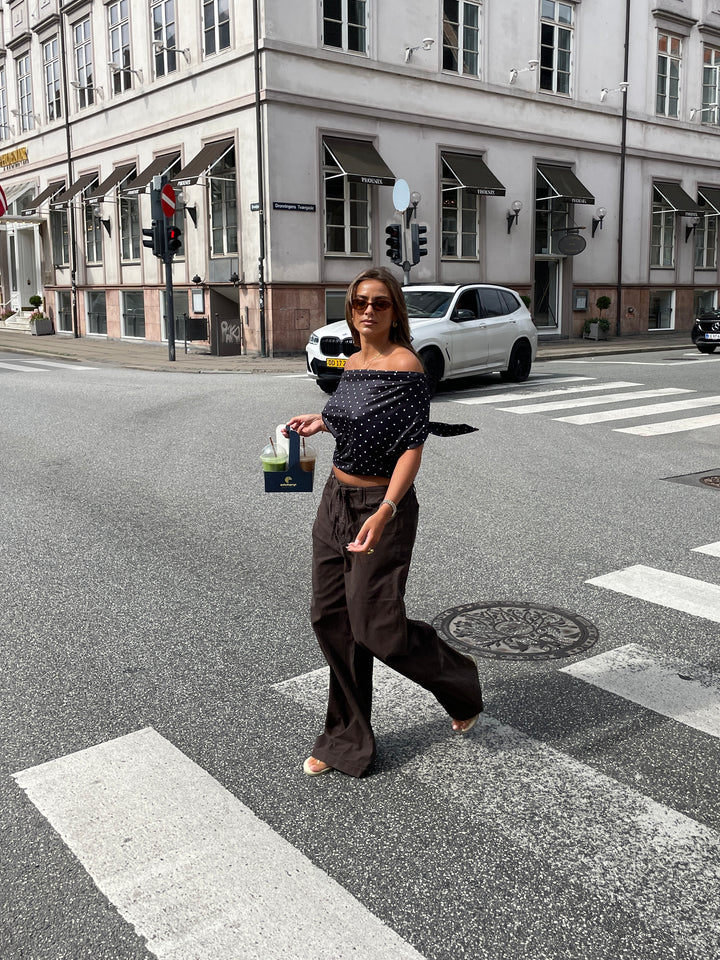Lara polkaprikket off shoulder top - Sort/Hvid