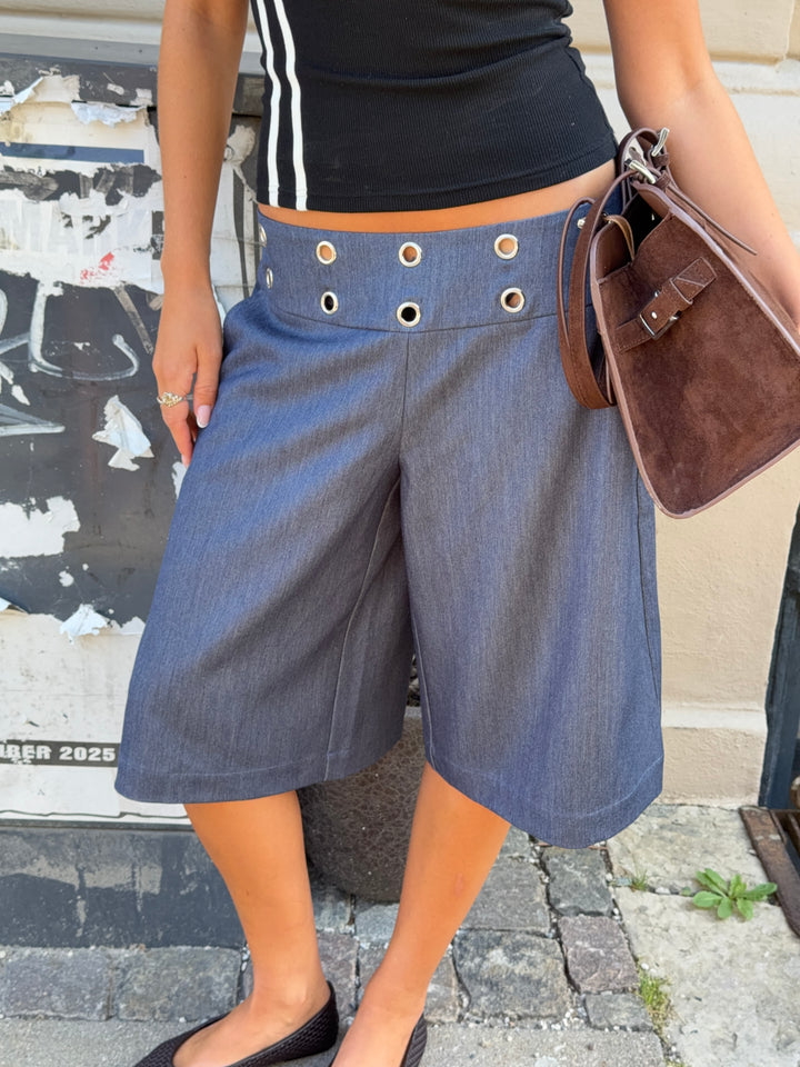 Lara eyelet bermuda shorts - Medium blå
