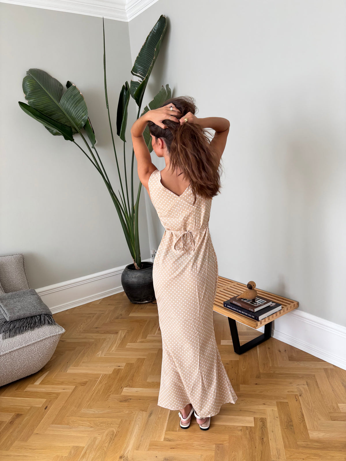Vida Polkaprikket Kjole Beige
