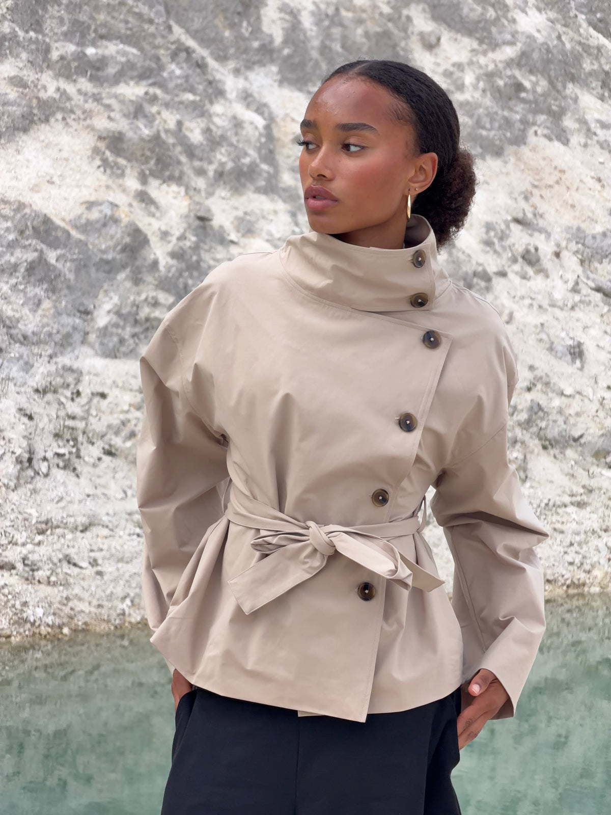 Alessia Funnel Neck Jakke Beige