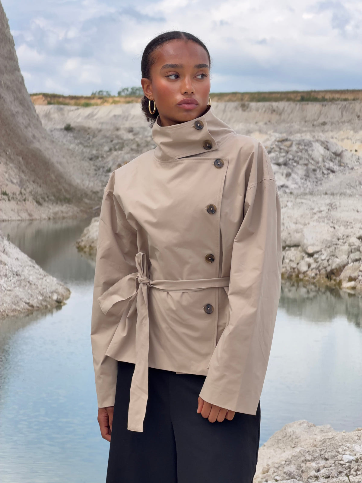 Alessia Funnel Neck Jakke Beige