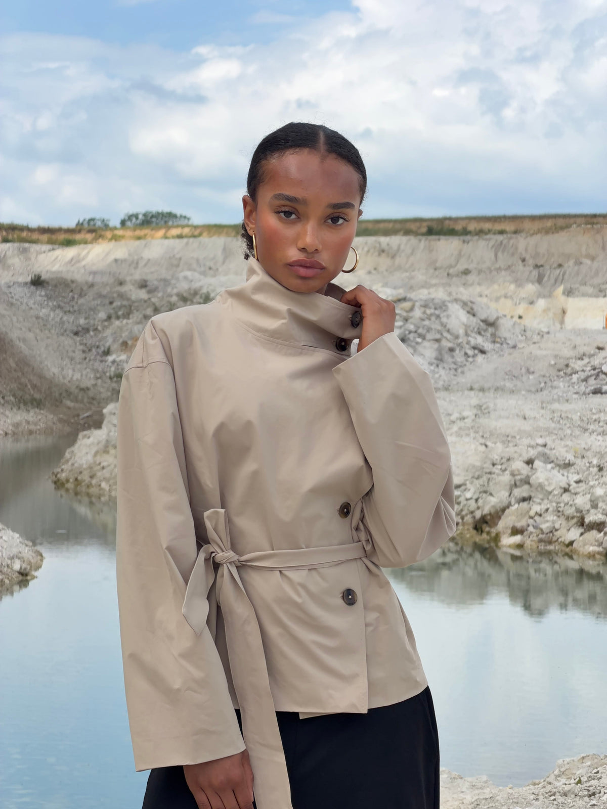 Alessia Funnel Neck Jakke Beige