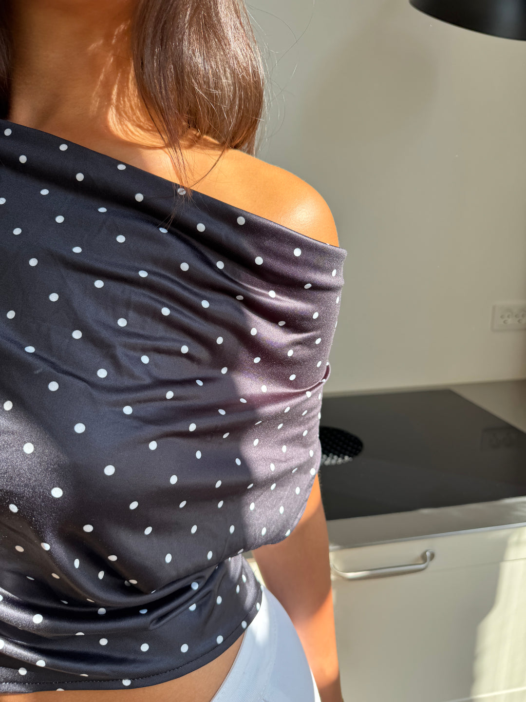Lara polkaprikket off shoulder top - Sort/Hvid