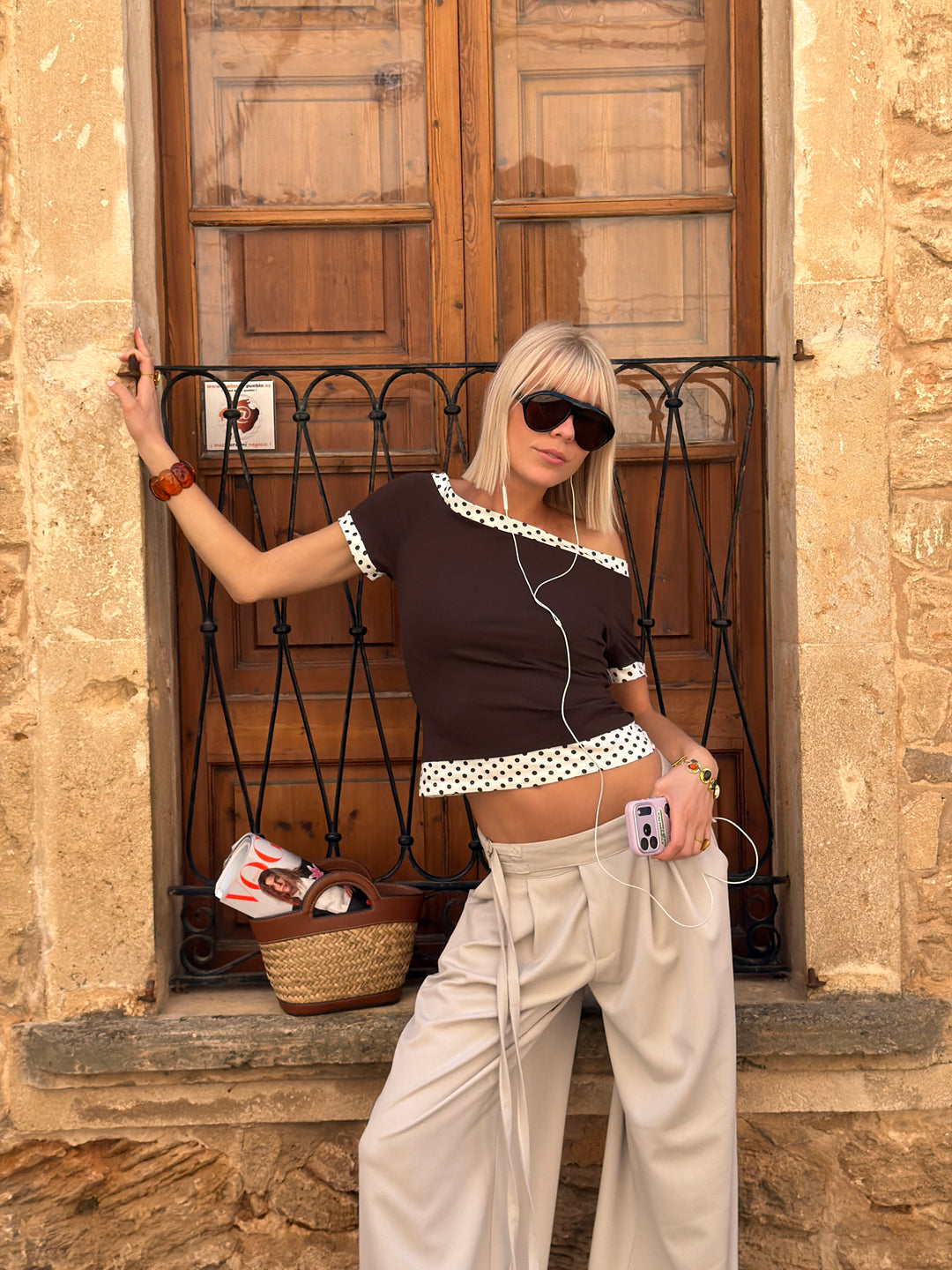 Vanja dobbelt lag off shoulder t-shirt - Brun/hvid