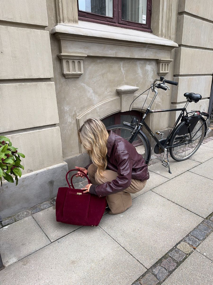 Lily taske - Mørkerød
