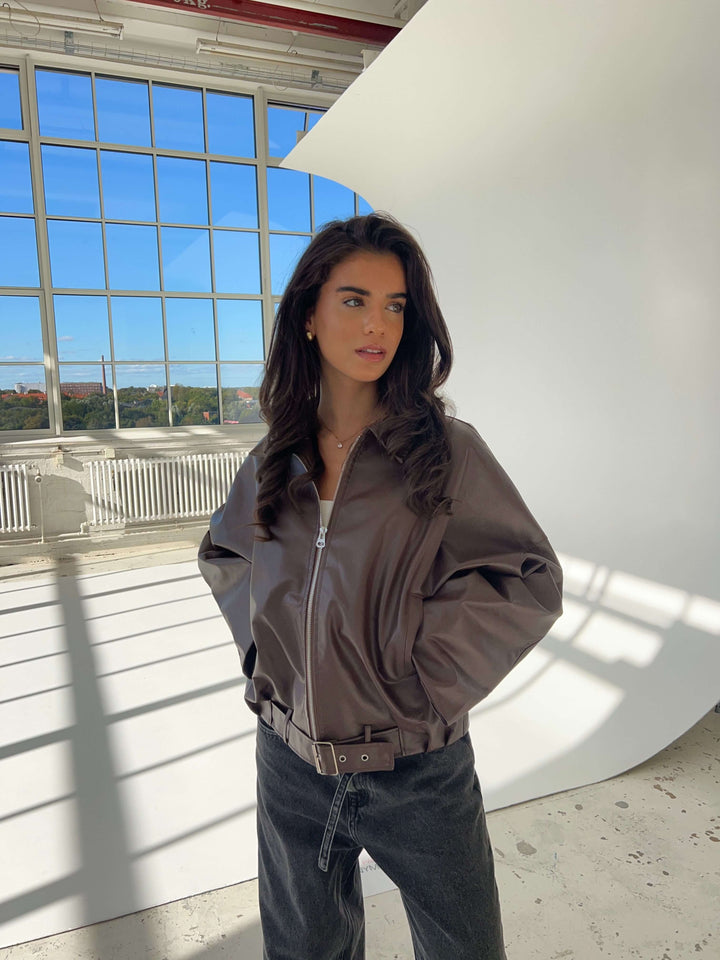 Tova buckle pu jakke - Mørkebrun