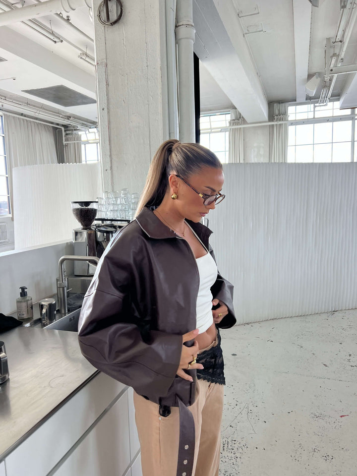 Tova buckle pu jakke - Mørkebrun