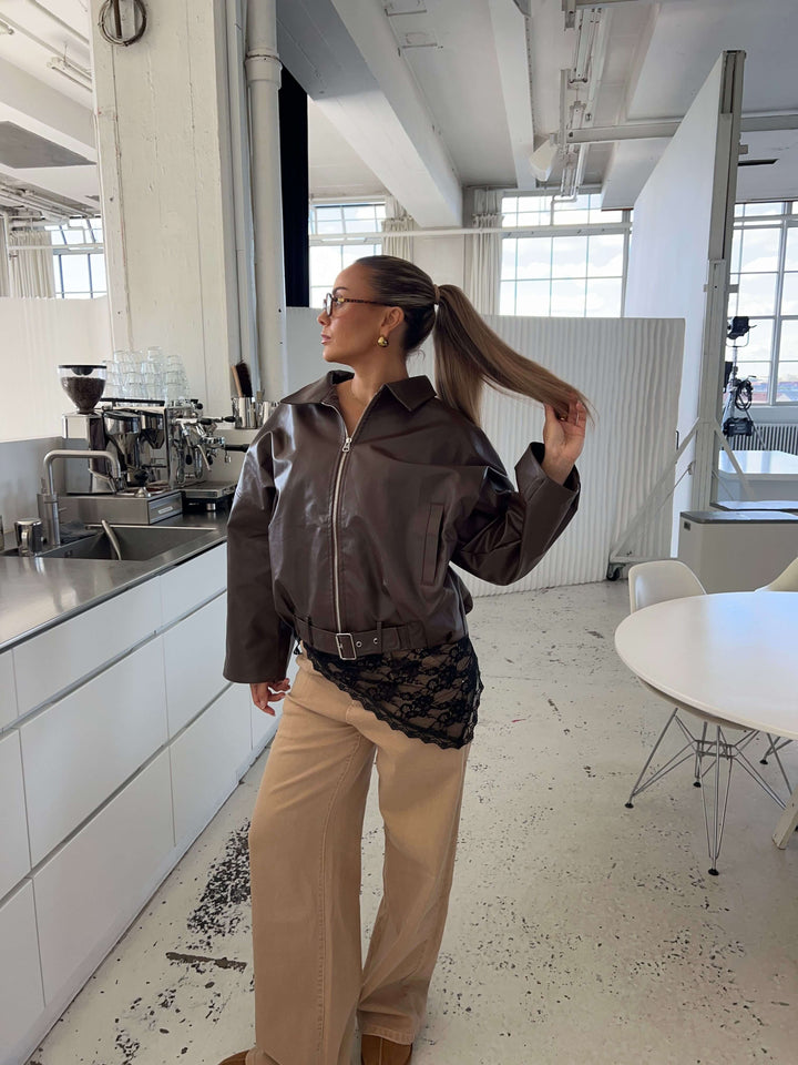 Tova buckle pu jakke - Mørkebrun